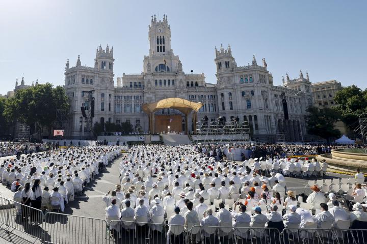 Vista general de la plaza Cibeles donde el papa León XIV oficia la misa del Corpus Christi, este domingo, en Madrid