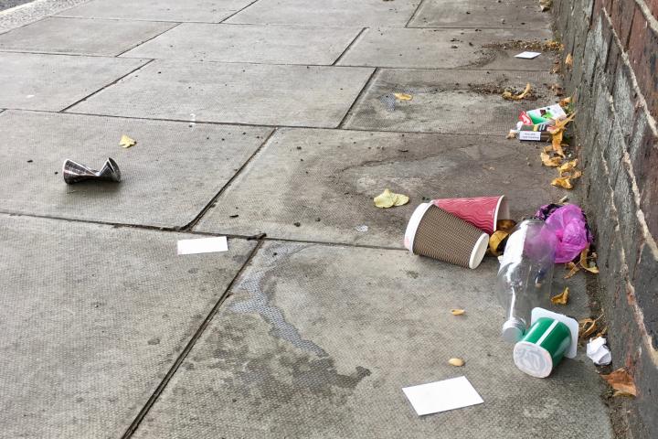 Basura amontonada en una calle.