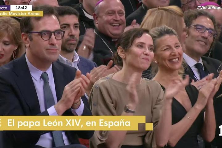 Carlos Cuerpo, Ayuso y Yolanda Díaz en el Movistar Arena durante la misa del papa Leon XIV