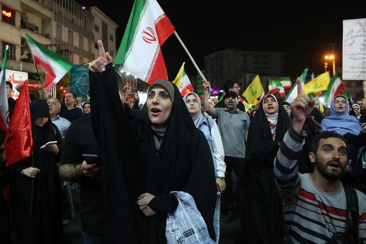 Celebración de los ataques contra Israel, con banderas iraníes y de Hezbolá, en la plaza Enghelab de Teherán, el 7 de junio de 2026.