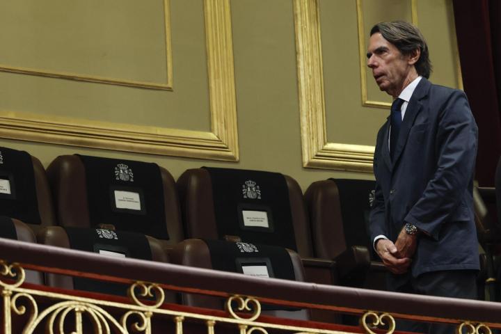 El expresidente del Gobierno, José María Aznar toma asiento a su llegada al Congreso de los diputados