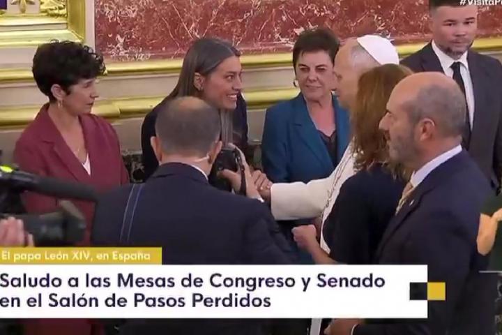 El momento del saludo entre la portavoz de Junts, Miriam Nogueras, y el papa León XIV