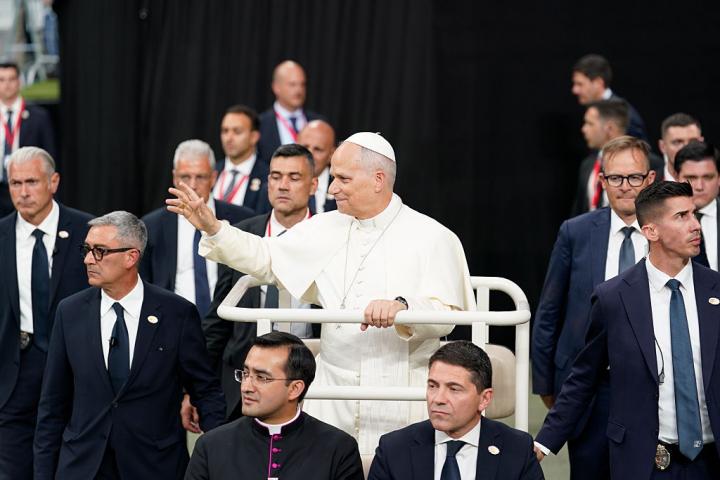 El papa Leon XIV llegando al Santiago Bernabéu.