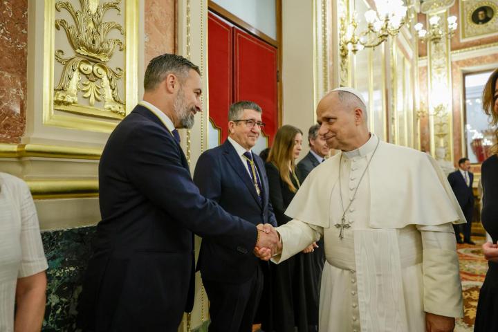 El papa León XIV saluda al presidente de Vox, Santiago Abascal