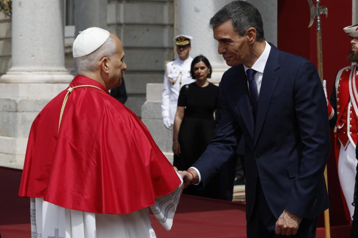 El papa León XIV saluda al presidente del Gobierno, Pedro Sánchez