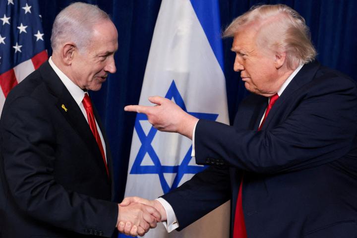 El presidente de EEUU, Donald Trump, señala con el dedo al primer ministro israelí, Benjamin Netanyahu, mientras se dan la mano en el club Mar-a-Lago de Trump en Palm Beach (Florida), el 29 de diciembre de 2025.