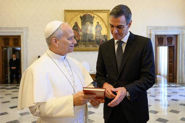 El presidente del Gobierno, Pedro Sánchez, y el papa León XIV, en el Vaticano el pasado mes de mayo.