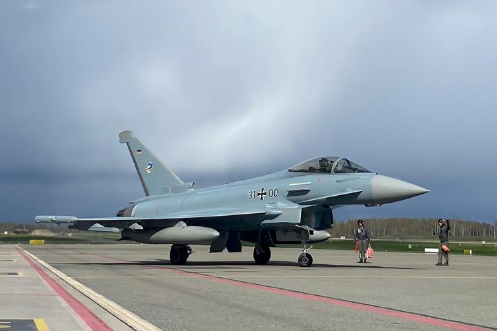 Imagen de archivo de un caza alemán Eurofighter asignado a la base aérea de la OTAN en Lielvarde, Letonia.