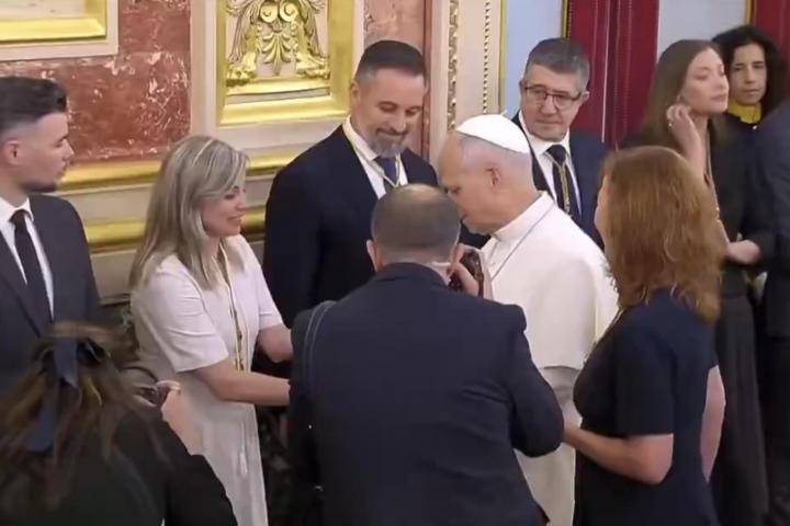La diputada Verónica Martínez le da un sobre al papa