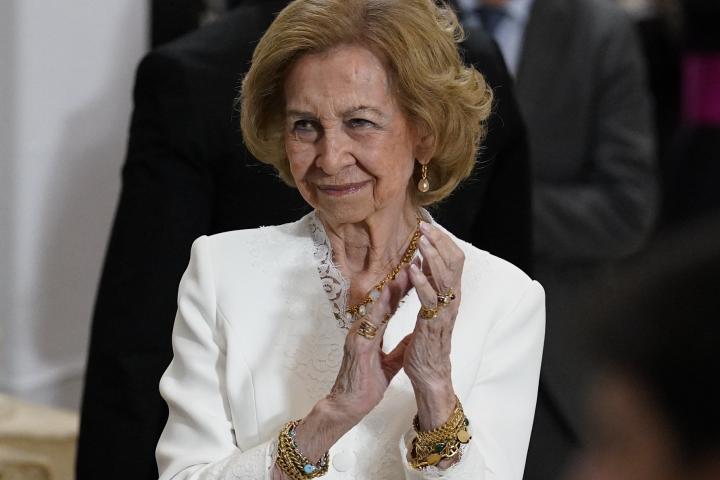 La reina Sofía haciendo uso del privilegio de blanco en el acto de oración y homenaje a la Virgen de la Almudena junto al papa León XIV