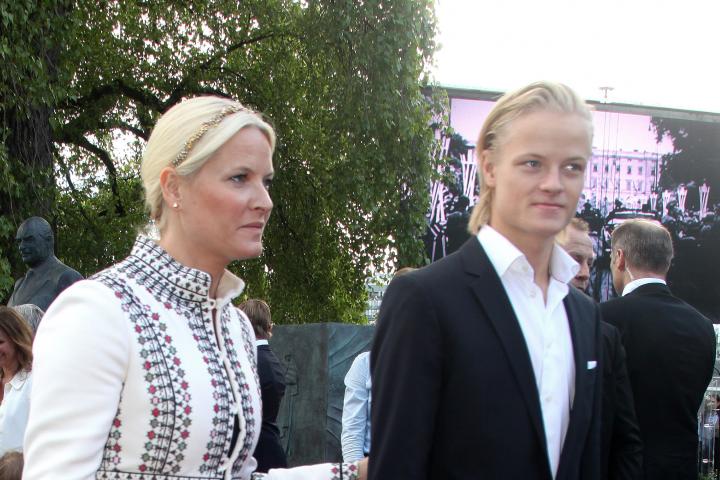 Mette-Marit de Noruega y su hijo Marius Borg Høiby en un acto público
