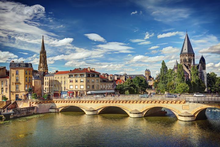 Metz, Francia: Puente 'Moyen Pont', la iglesia 'Temple Neuf' y el campanario de la Basílica de San Vicente.