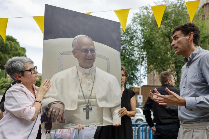 MADRID, 07/06/2026.- El primer denunciante del caso de abusos de Montserrat y portavoz del movimiento 'Reparación Integral Ya', Miguel Hurtado, durante una protesta en el exterior de la Nunciatura Apostólica, donde el papa León XIV va a mantener un encuentro privado con los miembros de la orden de San Agustín, este domingo en Madrid. EFE/ Mariscal