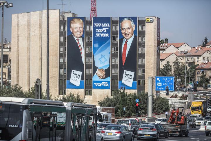Pancarta electoral que muestra al primer ministro israelí Benjamin Netanyahu, estrechando la mano del presidente estadounidense Donald Trump, antes de las elecciones de 2019, en Jerusalén.