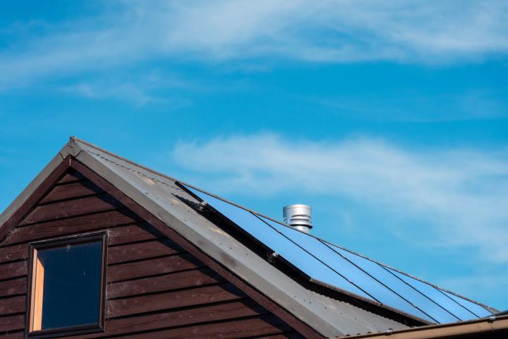 Paneles solares en el tejado de una casa