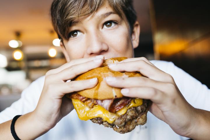Un hombre come una hamburguesa grande