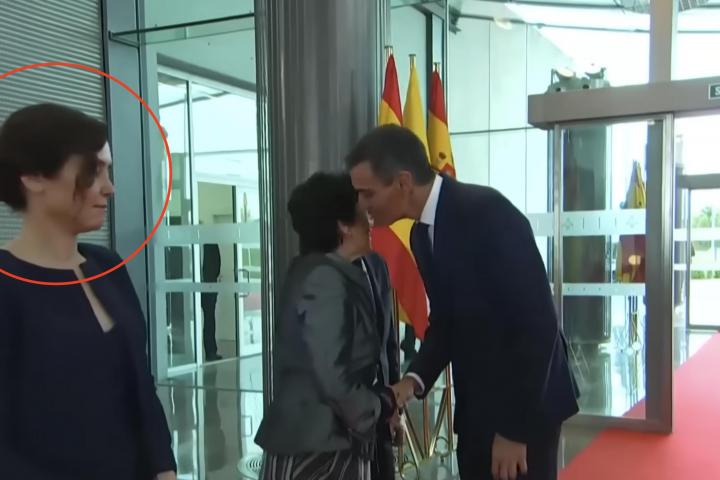 Pedro Sánchez saluda a Isabel Celáa mientras Ayuso espera