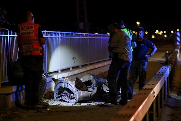 Personal de seguridad israelí, junto al fragmento de un proyectil iraní, tras un ataque con misiles lanzado en el norte del país, el 8 de junio de 2026.