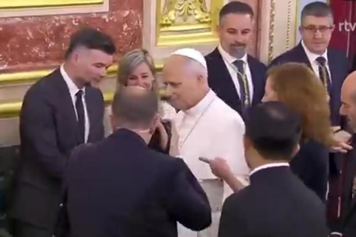 Rufián saluda al papa León XIV