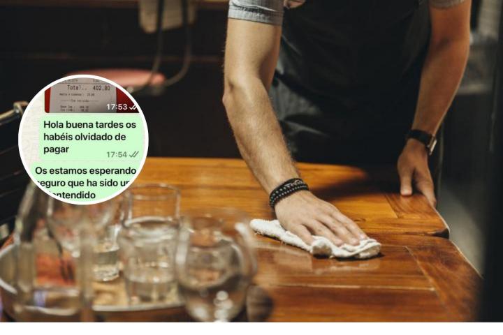 Un camarero, limpiando una mesa.