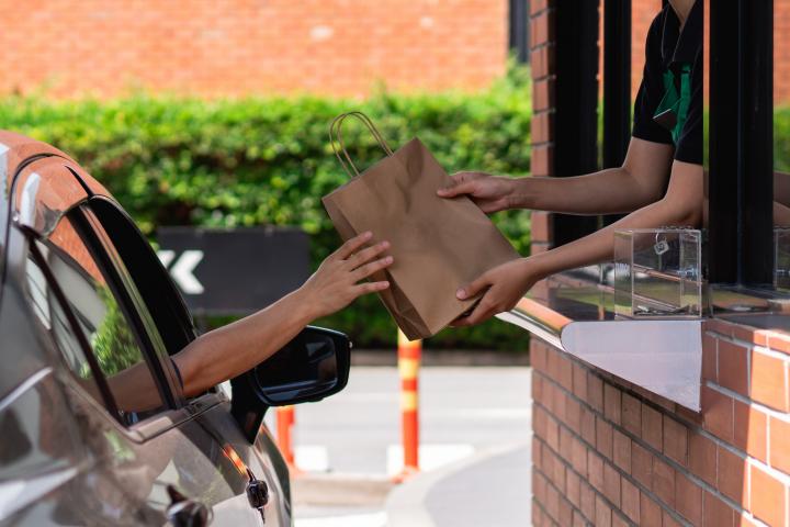 Un cliente recoge un pedido.