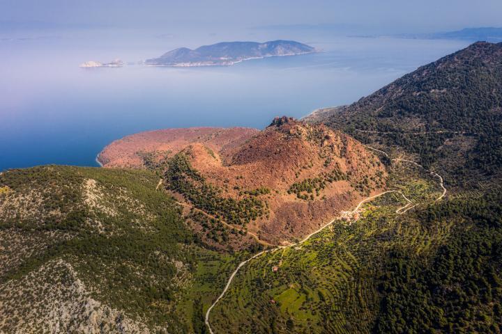 Vista del volcán Methana en Grecia.