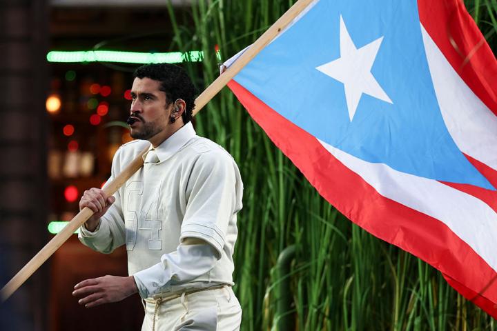 Bad Bunny con la bandera de Puerto Rico en la Super Bowl.