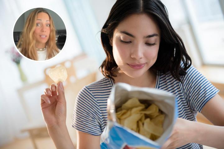 Blanca García-Orea Haro y una mujer Una mujer leyendo los ingredientes de una bolsa de patatas fritas.