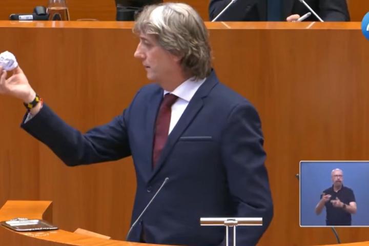 Carlos Martínez, secretario general del PSOE en Castilla y León, durante una intervención en las Cortes.