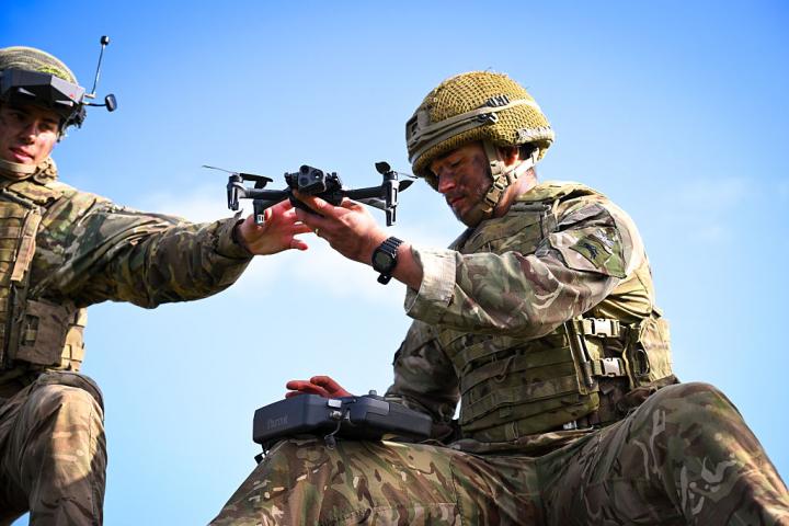 Dos soldados británicos contemplan un pequeño dron