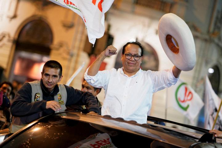 El candidato presidencial de izquierda Roberto Sánchez celebra en Lima (Perú), los primeros datos del escrutinio, el 8 de junio de 2026.