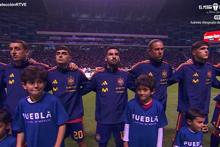 El momento en el que estaba sonando el himno de España en el partido contra Perú.