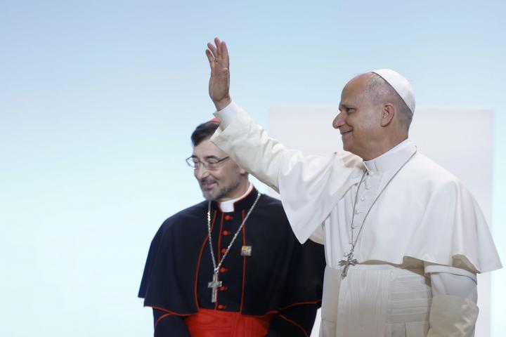 El papa León XIV (d) junto al arzobispo de Madrid José Cobo Cano (i)