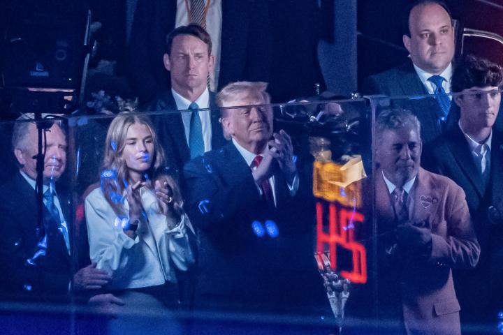 El presidente de Estados Unidos, Donald Trump, asiste al tercer juego de las finales de la NBA entre Knicks y Spurs, el 8 de junio de 2026, en Nueva York.