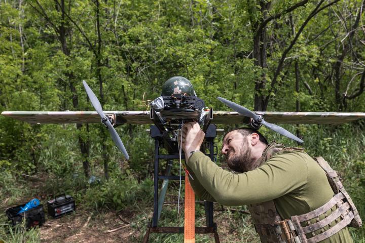 Un militar con un dron
