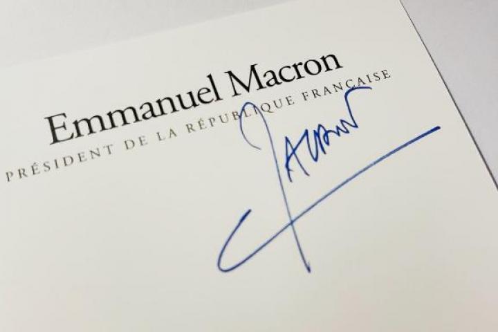 Firma del presidente de Francia, Emmanuel Macron, publicada en Instagram.
