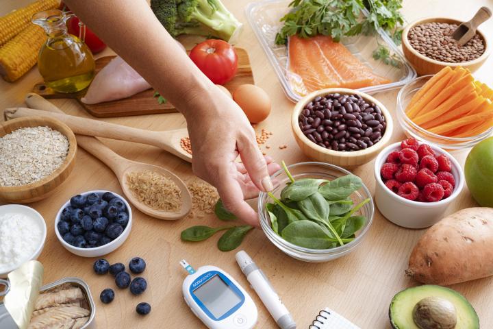 Grupo de alimentos frescos y saludables recomendados