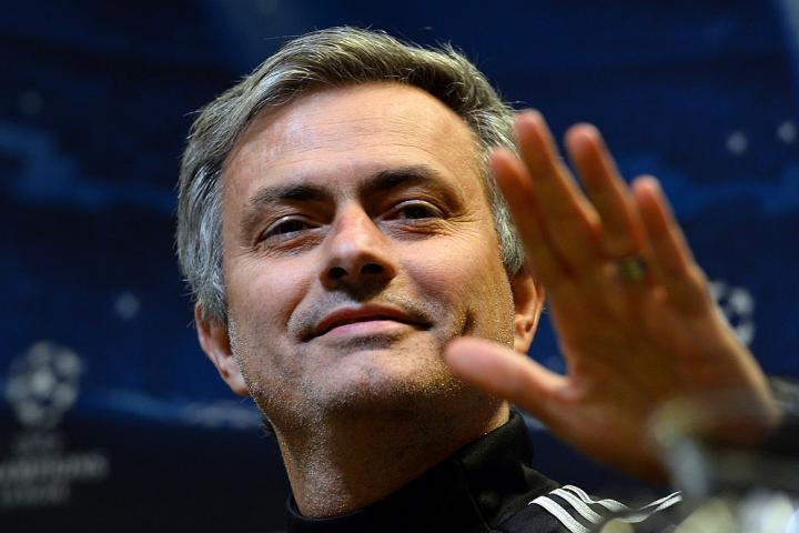 José Mourinho gesticula sonriente en una rueda de prensa en 2011
