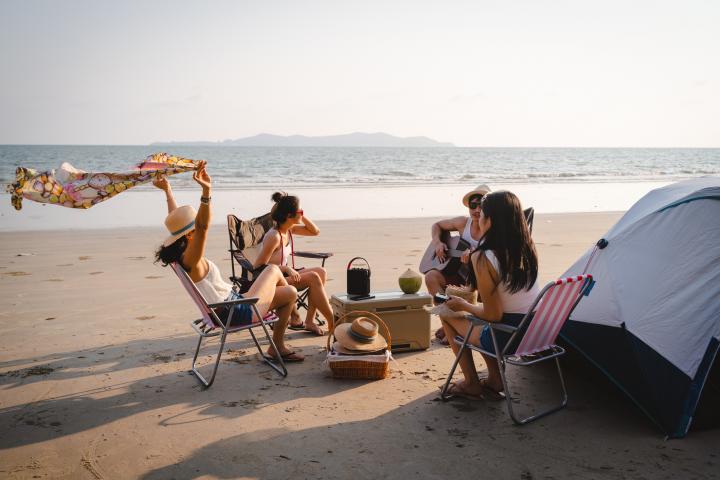 Jóvenes, en una playa