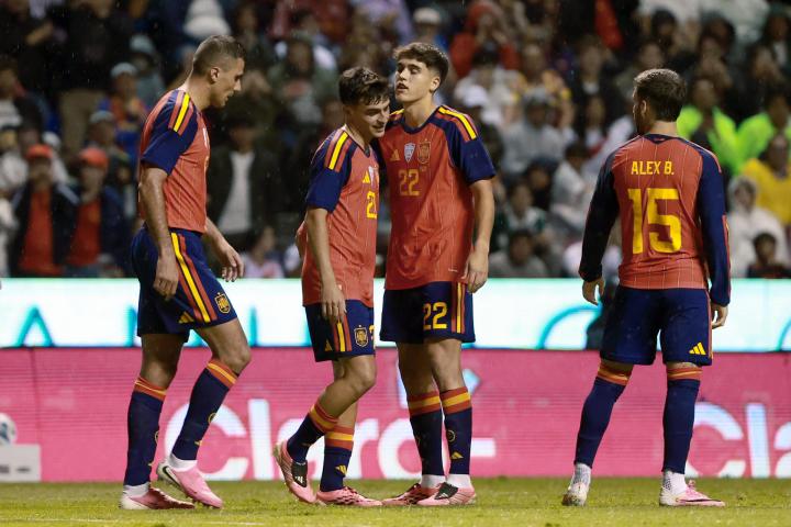 Jugadores de España celebran un gol este lunes, en un partido amistoso entre España y Perú previo al Mundial de Fútbol 2026 en el estadio Cuauhtémoc en Puebla (México).