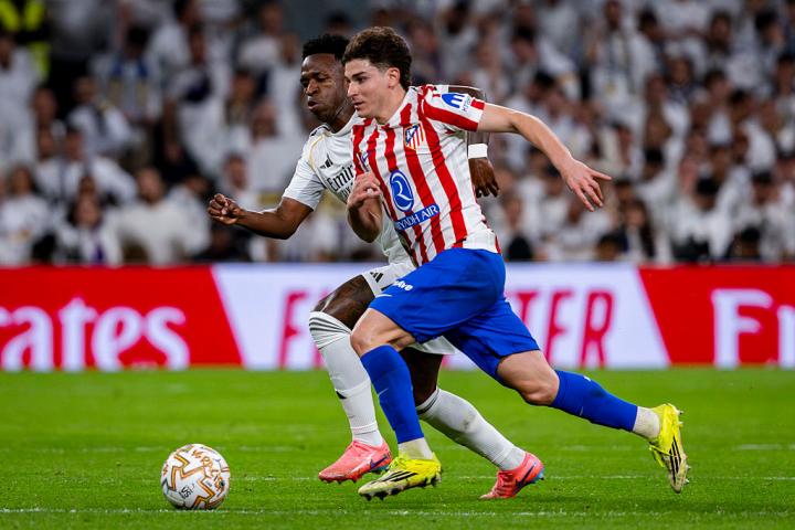 Julián Álvarez, frente a Vinicius