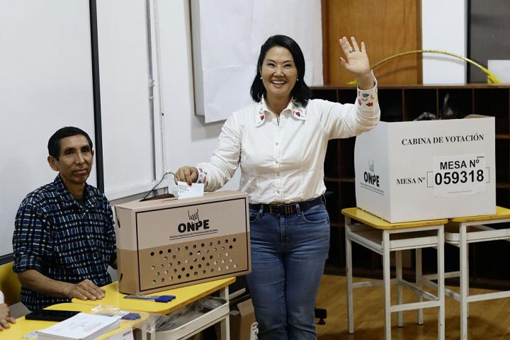 Keiko Fujimori, candidata presidencial del partido Fuerza Popular, deposita su voto en la urna durante la segunda vuelta de las presidenciales en Lima (Perú), el 7 de junio de 2026.