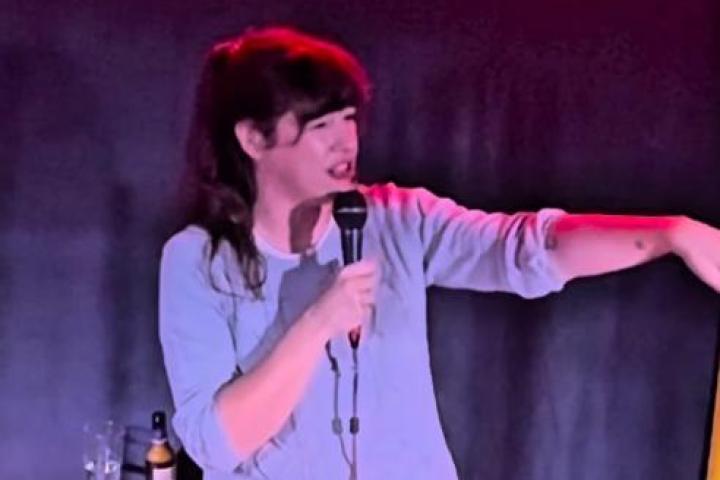 La humorista Nadin Din en el show 'Muy víctimas y muy feministas.'