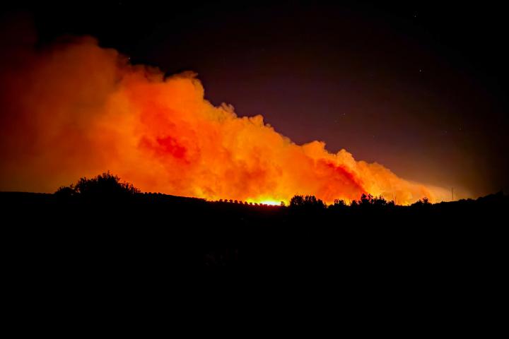 Las llamas arden en las lomas llegando a Gibraleón (Huelva), desde Villanueva de los Castillejos, en la noche del 8 al 9 de junio de 2026.