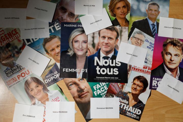 Las papeletas de votación y los folletos electorales de los 12 candidatos a la presidencia francesa, incluyendo a Emmanuel Macron y Marine Le Pen, en las elecciones de 2022.