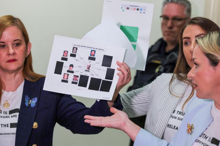 Las sobrevivientes de Jeffrey Epstein, Liz Stein, Danielle Bensky y Marina Lacerda, muestran documentos a los medios en el Capitolio, en Washington, el 29 de mayo de 2026.