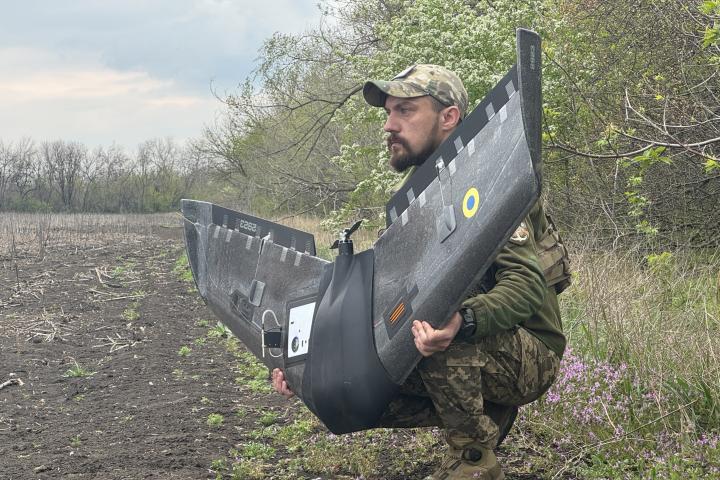 Un militar con un dron