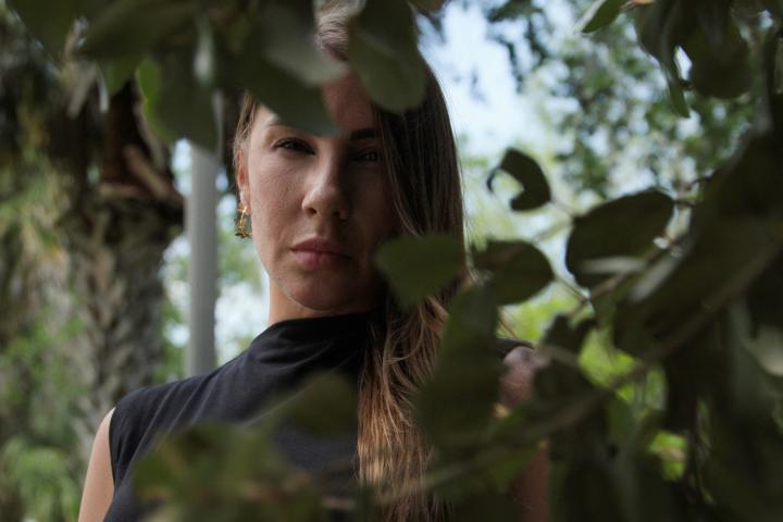 Marina Lacerda, sobreviviente de los abusos de Jeffrey Epstein, posa en Parkland (Florida), el 20 de abril de 2026.