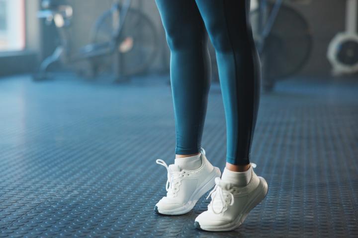 Mujer en el gimnasio, ejercicio y zapatos