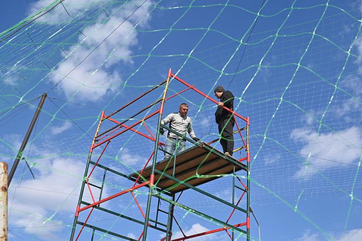 Operarios ucranianos instalan una red antidrones en la zona de Sloviansk-Kramatorsk